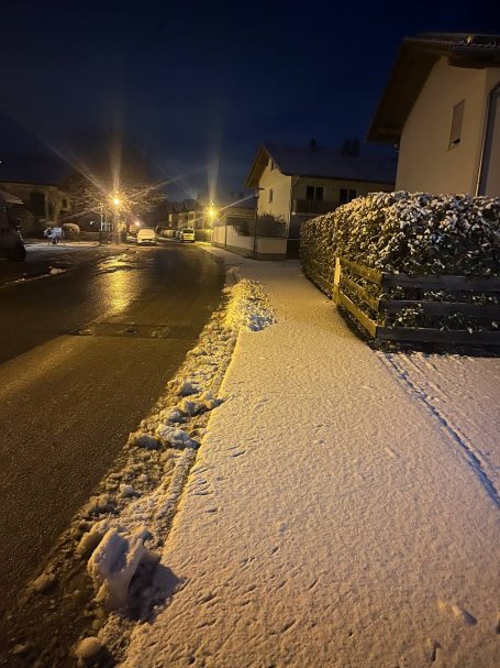 Eine schmutzige, im Winter nicht geräumte Straße, die mit Schnee bedeckt ist.