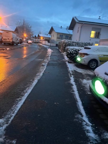 Eine saubere, im Winter aufgeräumte Straße