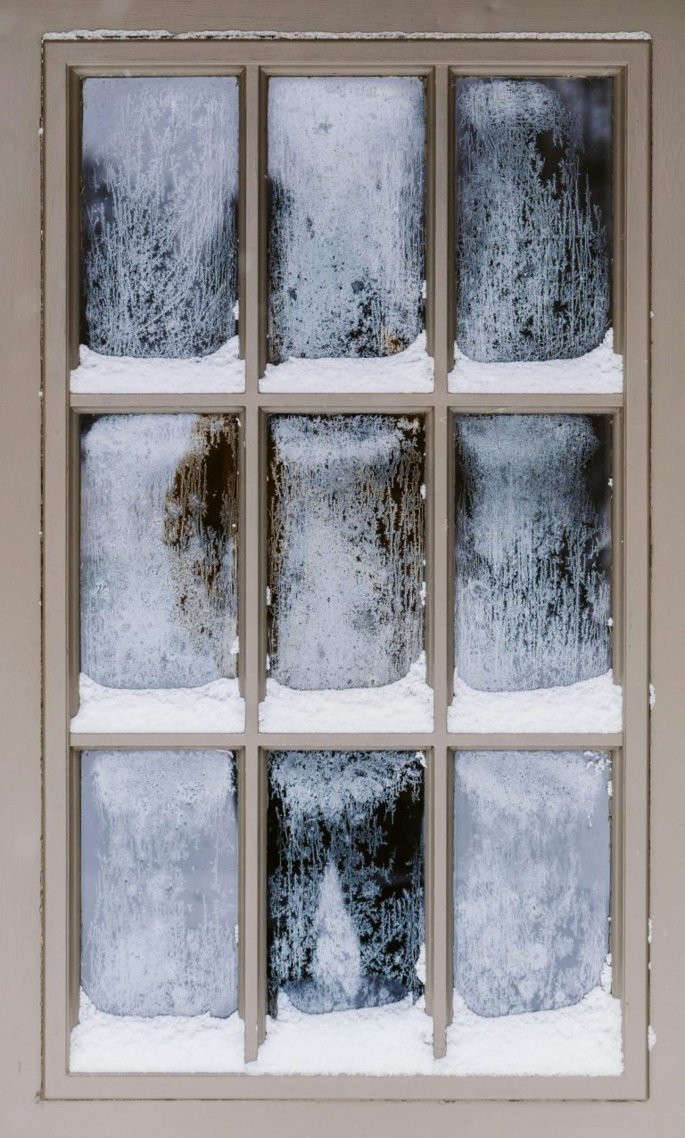 Vereistes Fenster mit mehreren Scheiben