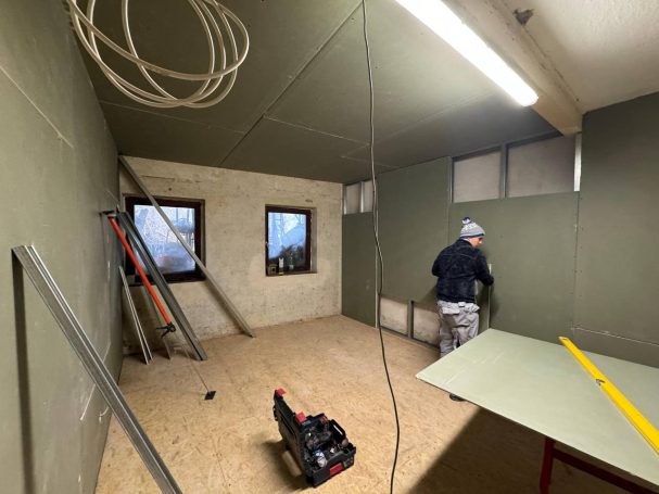 Verlegung der obersten Holzschicht auf der Dämmung im Innenbereich